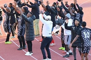 Jugadores y cuerpo técnico de Lijabatho FC celebran el título de la Vodacom Premier League 2025/26 de Lesoto