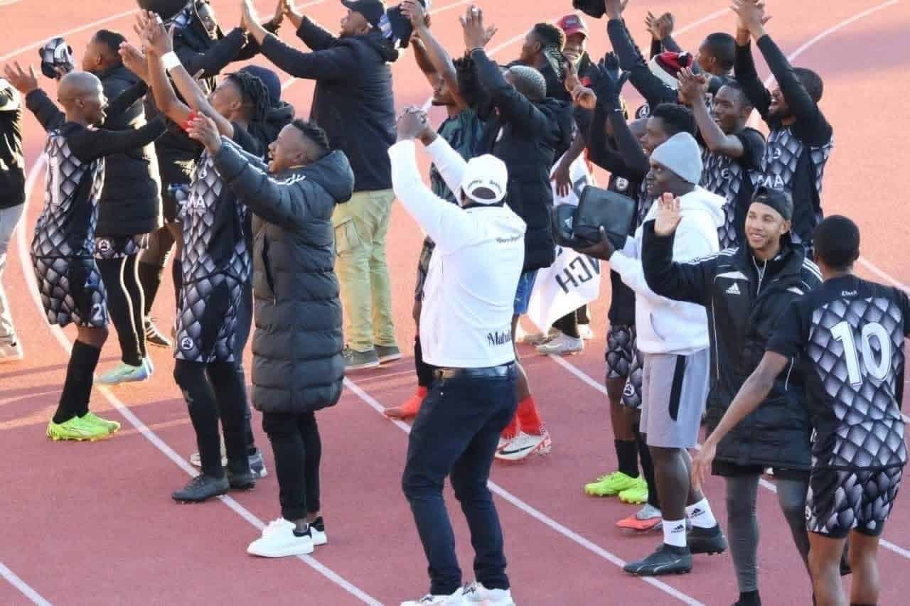 Jugadores y cuerpo técnico de Lijabatho FC celebran el título de la Vodacom Premier League 2025/26 de Lesoto