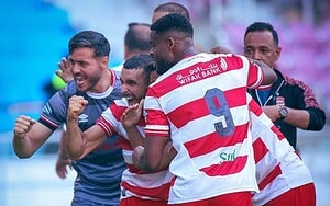 Jugadores del Club Africain celebran el título de campeón de la Ligue 1 de Túnez 2025-2026 tras vencer al Espérance en el derby de la capital