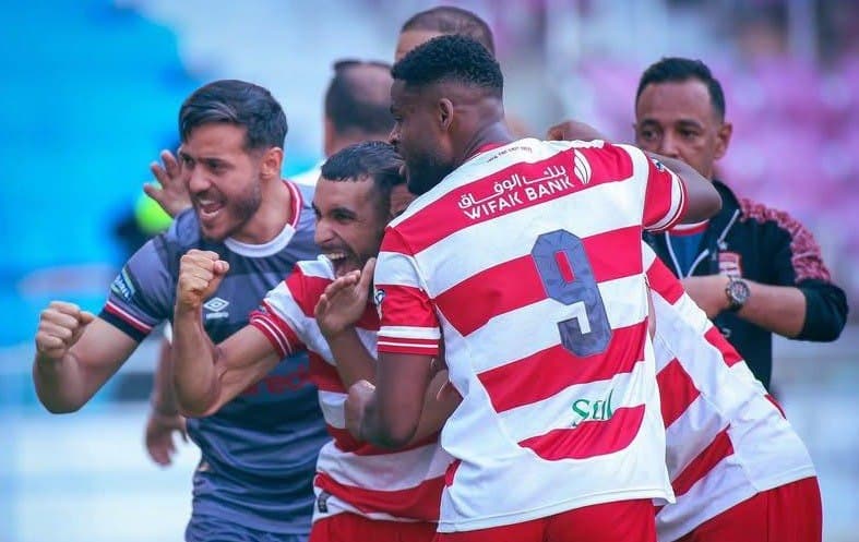 Jugadores del Club Africain celebran el título de campeón de la Ligue 1 de Túnez 2025-2026 tras vencer al Espérance en el derby de la capital