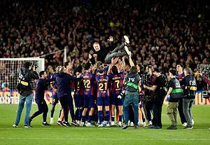Los jugadores del Barcelona mantean a Hansi Flick en el Camp Nou tras consagrarse campeones de LaLiga 2025-26
