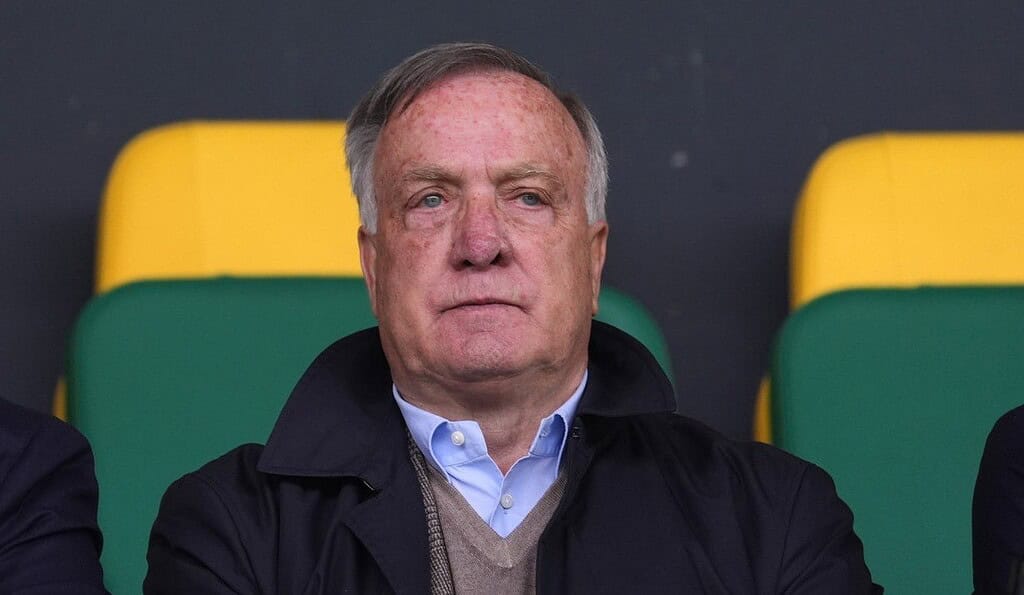 Dick Advocaat observa un partido desde la tribuna