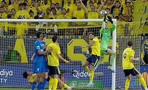 Bento, arquero de Al-Nassr, salta a cortar un centro en el área durante el partido contra Al-Hilal por la Saudi Pro League