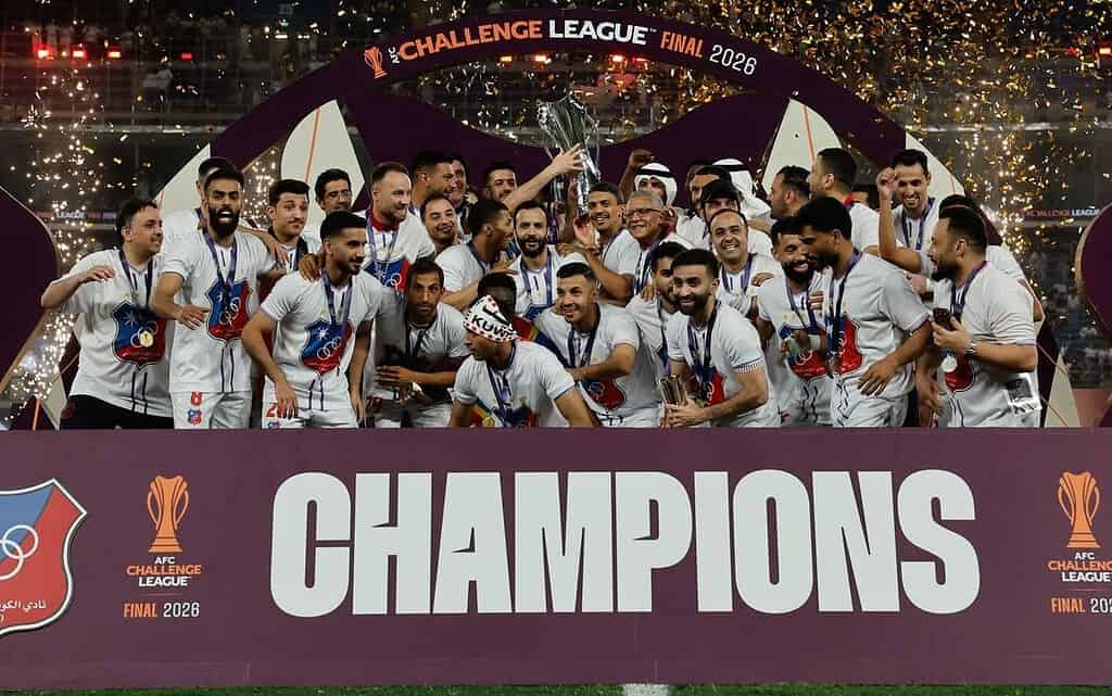 Plantel de Al Kuwait SC celebra con el trofeo de la AFC Challenge League 2026 en el podio de campeones