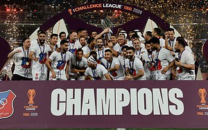 Plantel de Al Kuwait SC celebra con el trofeo de la AFC Challenge League 2026 en el podio de campeones