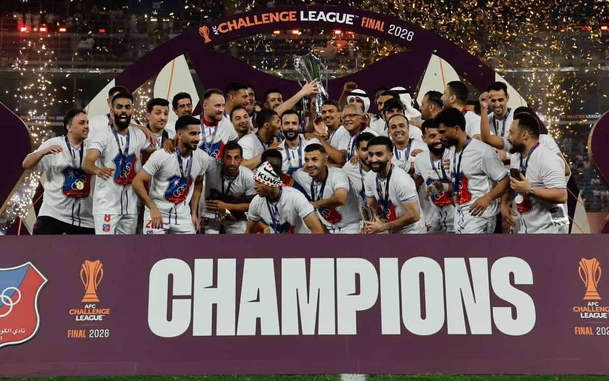 Plantel de Al Kuwait SC celebra con el trofeo de la AFC Challenge League 2026 en el podio de campeones