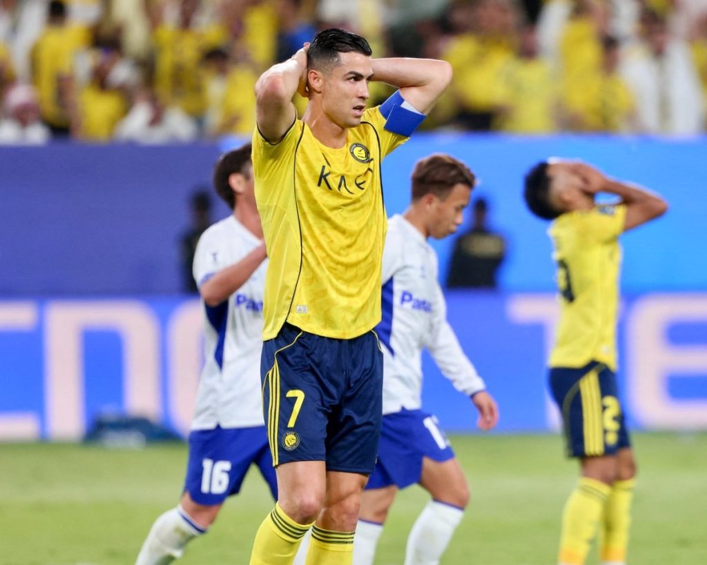 Cristiano Ronaldo se agarra la cabeza durante la final de la AFC Champions League Two entre Al-Nassr y Gamba Osaka en el Alawwal Park de Riyadh