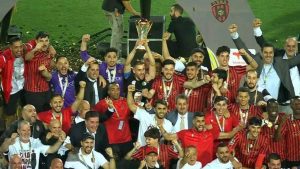 Plantel de USM Alger levanta la copa tras ganar la final de la Copa Confederación CAF 2025-26 en El Cairo