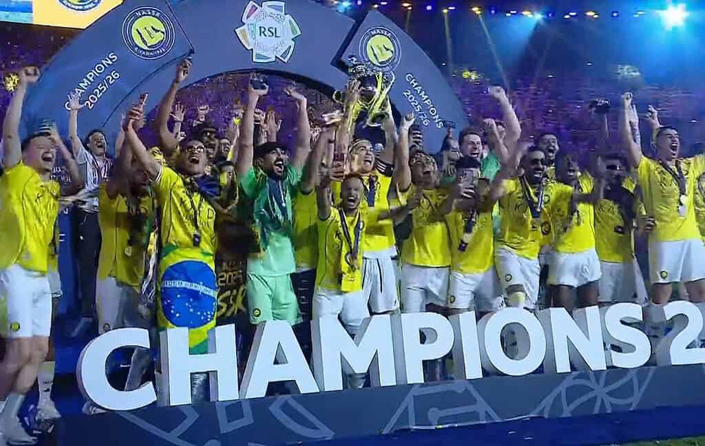 Jugadores de Al-Nassr celebran con el trofeo de campeones de la Saudi Pro League 2025-26 en Al-Awwal Park