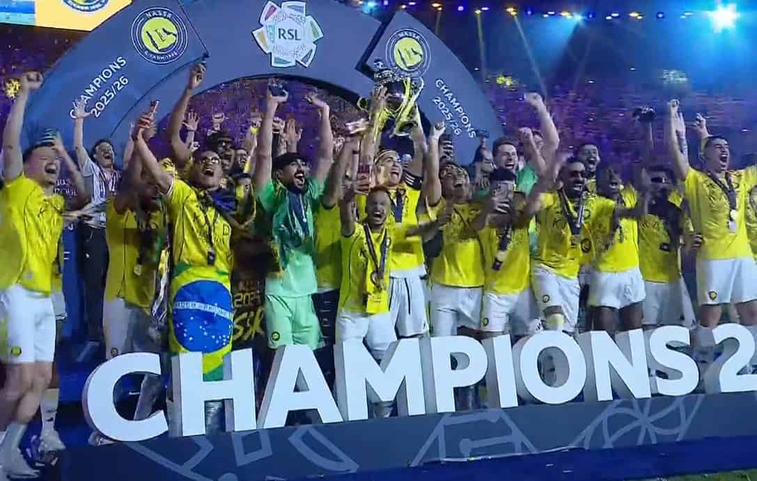 Jugadores de Al-Nassr celebran con el trofeo de campeones de la Saudi Pro League 2025-26 en Al-Awwal Park