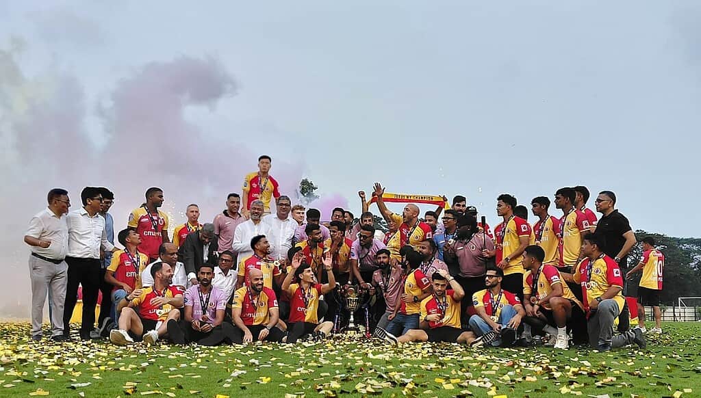 Plantel de East Bengal posa con el trofeo de la Indian Super League 2025-26 en el Kishore Bharati Krirangan de Kolkata