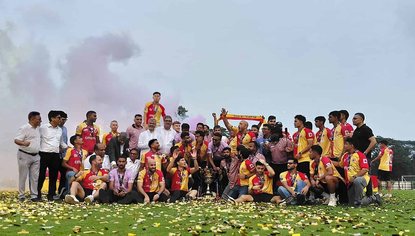 Plantel de East Bengal posa con el trofeo de la Indian Super League 2025-26 en el Kishore Bharati Krirangan de Kolkata