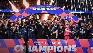 Jugadores de Auckland FC levantan el trofeo de campeón de la A-League 2026 en el Go Media Stadium