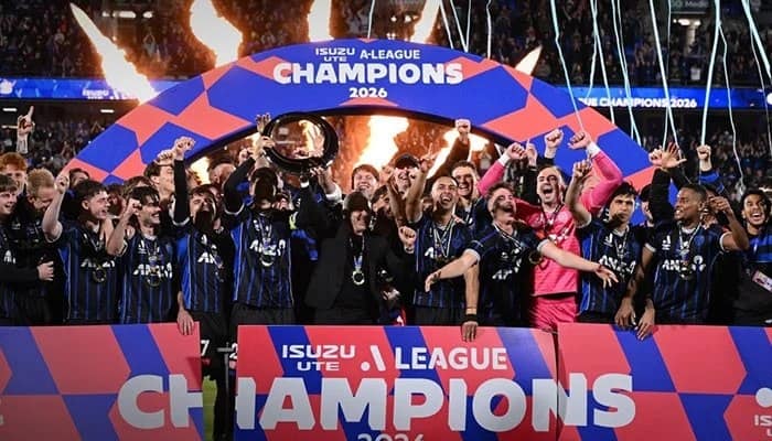 Jugadores de Auckland FC levantan el trofeo de campeón de la A-League 2026 en el Go Media Stadium