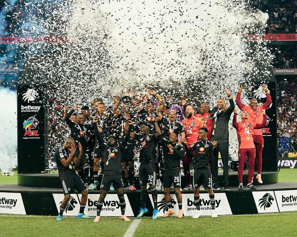 Jugadores de Orlando Pirates celebran con el trofeo de la Betway Premiership 2025-26 en el Mbombela Stadium