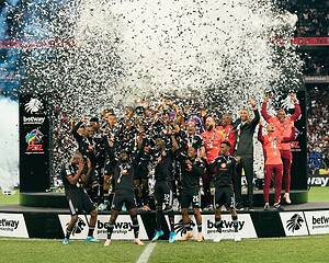 Jugadores de Orlando Pirates celebran con el trofeo de la Betway Premiership 2025-26 en el Mbombela Stadium