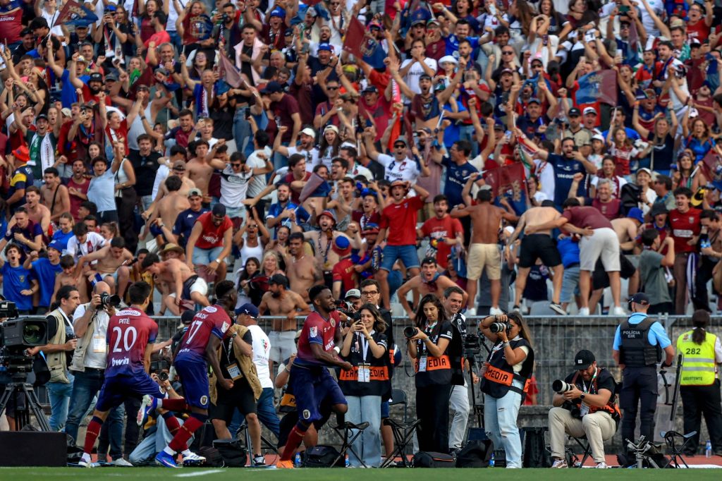Jugadores del Torreense celebran con su hinchada tras ganar la final de la Copa de Portugal en el Estádio Nacional do Jamor