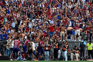 Jugadores del Torreense celebran con su hinchada tras ganar la final de la Copa de Portugal en el Estádio Nacional do Jamor