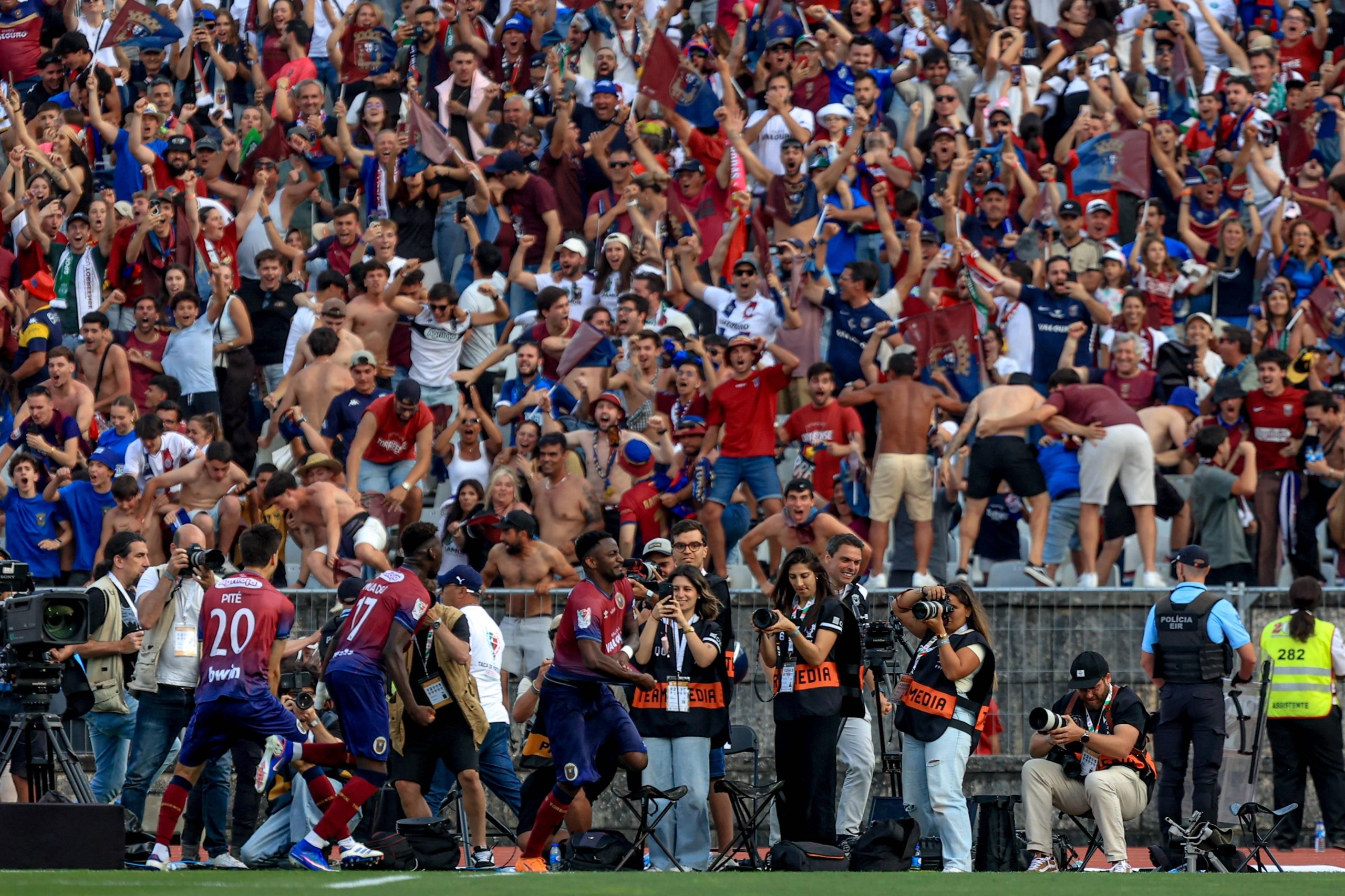 Jugadores del Torreense celebran con su hinchada tras ganar la final de la Copa de Portugal en el Estádio Nacional do Jamor