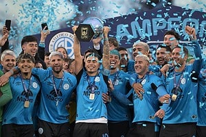 Jugadores de Belgrano levantan el trofeo de la Liga Profesional tras ganar la final del Torneo Apertura 2026 en el estadio Mario Alberto Kempes