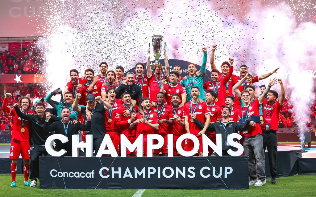 Toluca celebra con el trofeo de la Concacaf Champions Cup 2026 en el Estadio Nemesio Diez