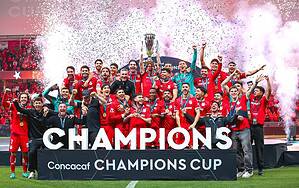 Toluca celebra con el trofeo de la Concacaf Champions Cup 2026 en el Estadio Nemesio Diez