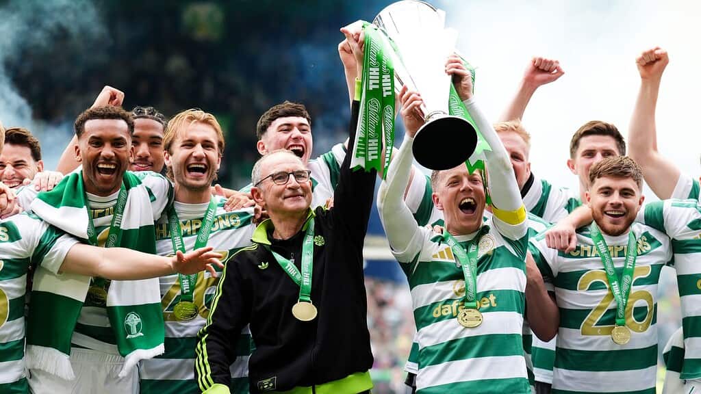 Martin O'Neill celebra con los jugadores de Celtic tras ganar la Scottish Premiership 2025-26 en Celtic Park