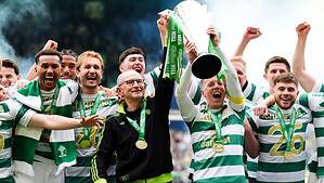 Martin O'Neill celebra con los jugadores de Celtic tras ganar la Scottish Premiership 2025-26 en Celtic Park