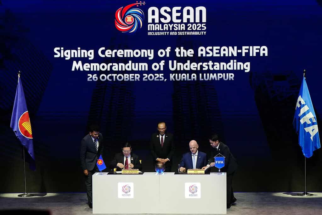 Gianni Infantino junto al primer ministro de Malasia Anwar Ibrahim y el secretario general de la ASEAN Kao Kim Hourn durante la firma del MOU de la Copa FIFA ASEAN en Kuala Lumpur