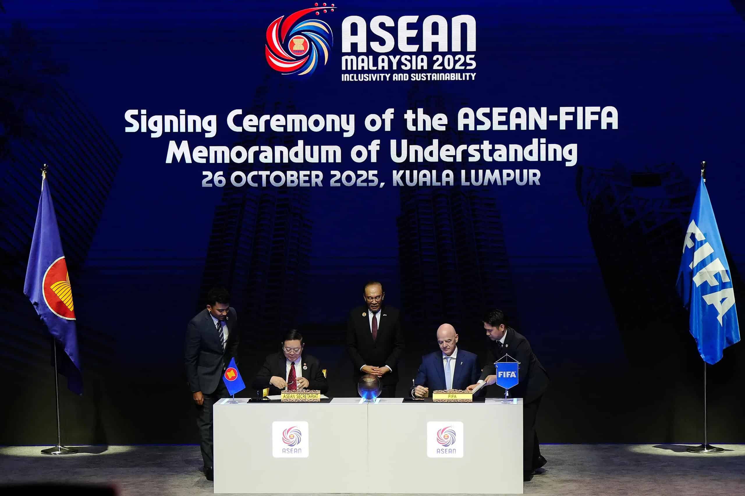 Gianni Infantino junto al primer ministro de Malasia Anwar Ibrahim y el secretario general de la ASEAN Kao Kim Hourn durante la firma del MOU de la Copa FIFA ASEAN en Kuala Lumpur