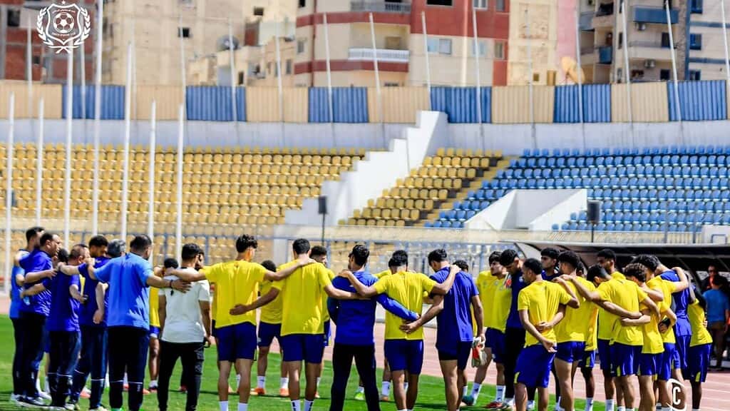 Jugadores de Ismaily SC en ronda en el Estadio de Ismailia con las tribunas vacías