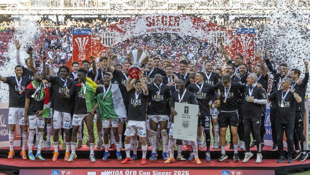 Jugadores de LASK celebran con el trofeo de la Copa de Austria 2026 en Klagenfurt