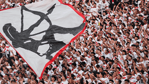 Hinchas de Zamalek con bandera gigante en la tribuna durante el partido contra Ceramica Cleopatra por la Premier League egipcia 2026
