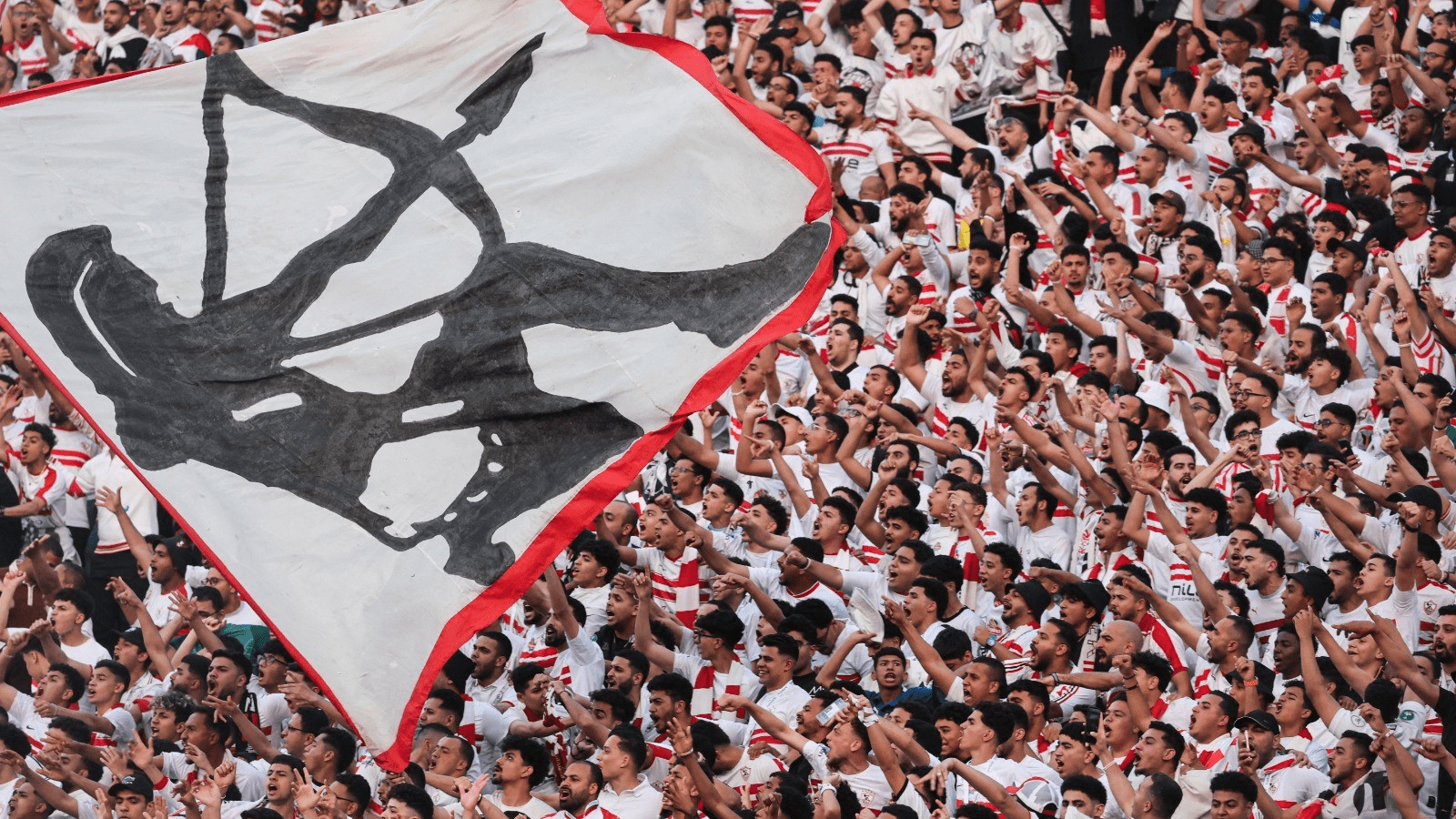 Hinchas de Zamalek con bandera gigante en la tribuna durante el partido contra Ceramica Cleopatra por la Premier League egipcia 2026