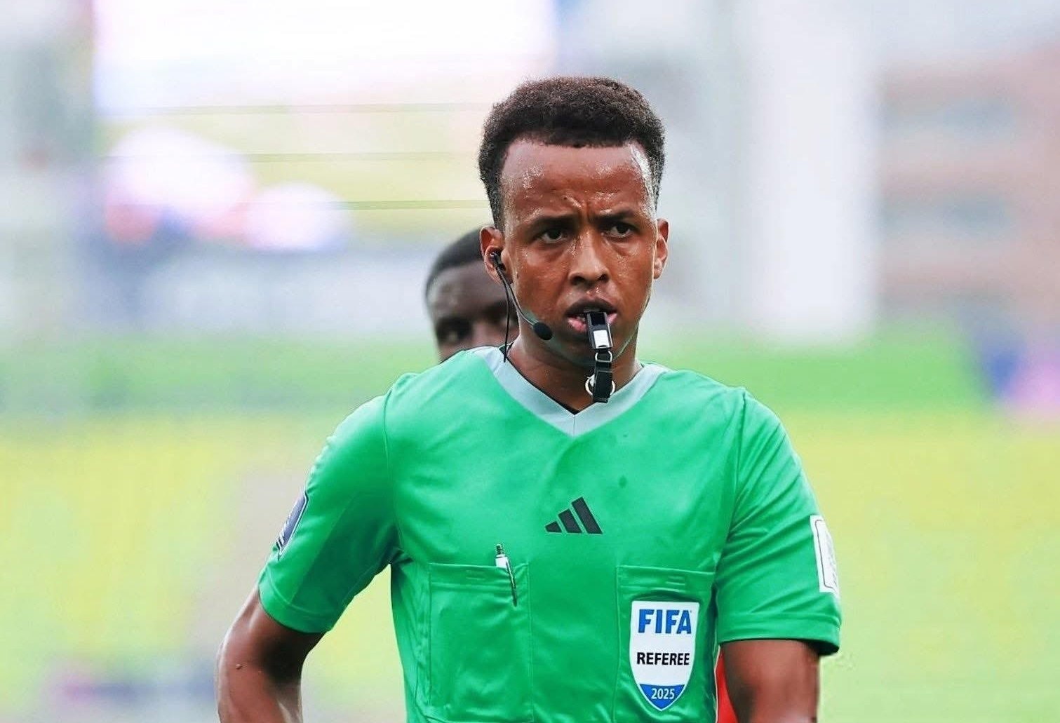 Omar Abdulkadir Artan, árbitro somalí, con la escarapela FIFA 2025 durante un partido oficial