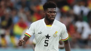 Thomas Partey con la camiseta número 5 de la selección de Ghana