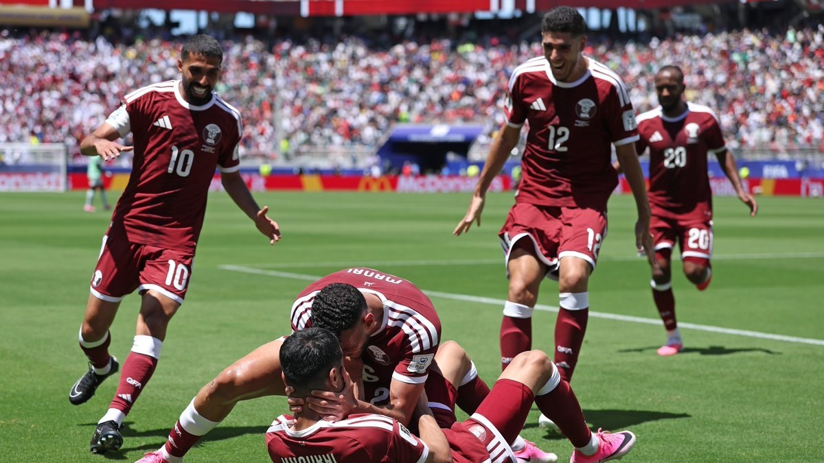 Jugadores de Qatar celebran el gol agónico de Boualem Khoukhi contra Suiza en el Levi's Stadium de Santa Clara