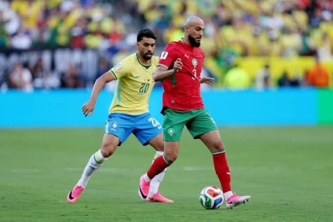 Jugador de Marruecos protege el balón ante la marca de un futbolista de Brasil en el debut del Grupo C del Mundial 2026 en Nueva Jersey