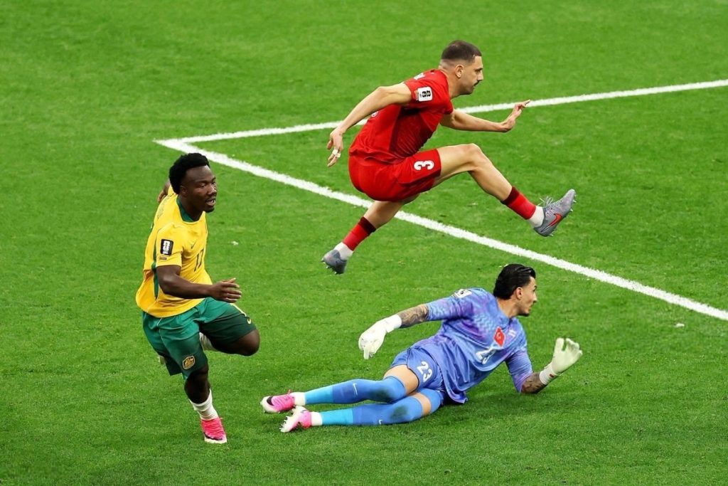 Nestory Irankunda supera al arquero turco Ugurcan Cakir en el partido Australia vs Turquía por el Mundial 2026 en Vancouver