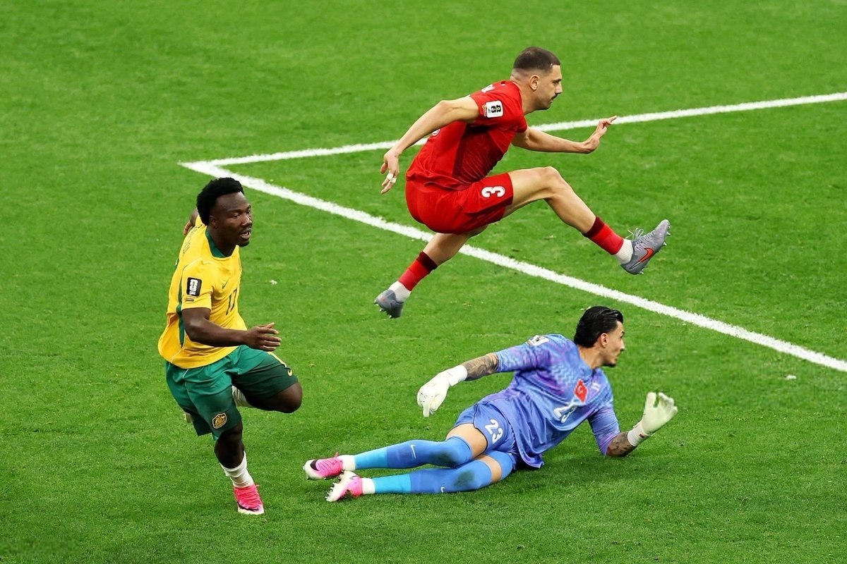 Nestory Irankunda supera al arquero turco Ugurcan Cakir en el partido Australia vs Turquía por el Mundial 2026 en Vancouver