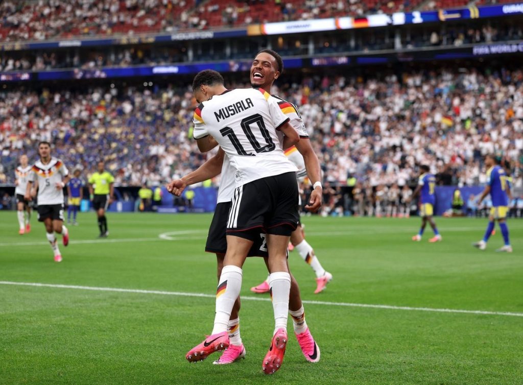 Jamal Musiala celebra un gol con un compañero durante el Alemania 7-1 Curazao en el NRG Stadium de Houston, Mundial 2026