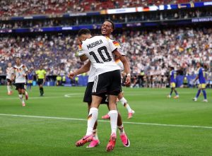 Jamal Musiala celebra un gol con un compañero durante el Alemania 7-1 Curazao en el NRG Stadium de Houston, Mundial 2026