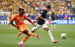 Jugador de Costa de Marfil disputa el balón con un defensor de Ecuador en el Mundial 2026 en Filadelfia