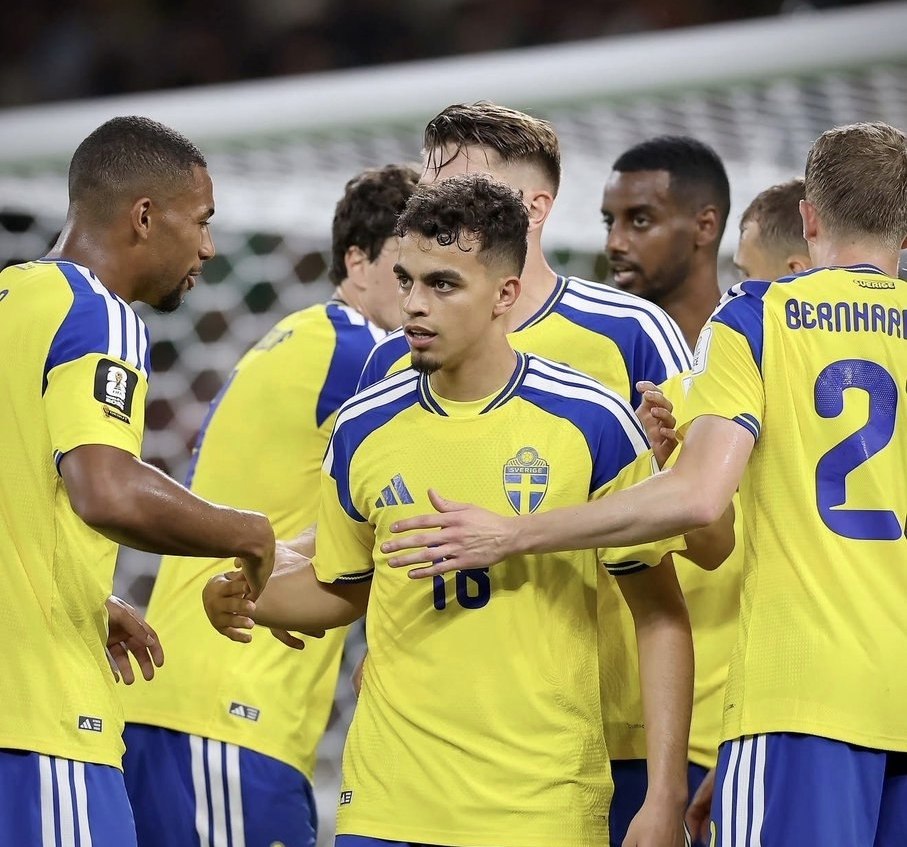 Yasin Ayari rodeado de sus compañeros de Suecia tras anotar contra Túnez en el Mundial 2026