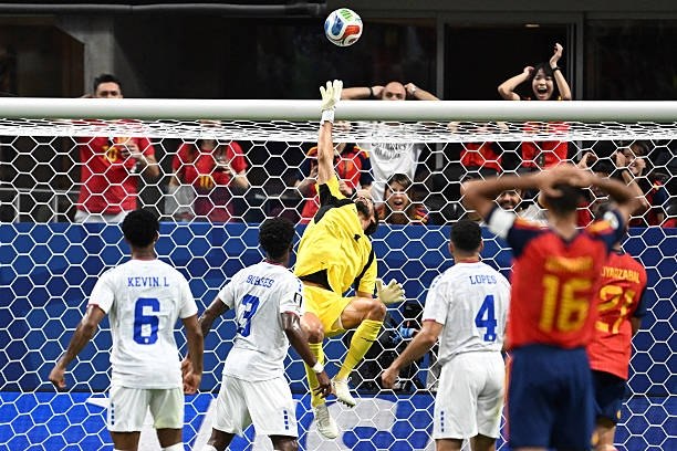Vozinha, arquero de Cabo Verde, salta para despejar un centro de España en el Atlanta Stadium durante el Mundial 2026