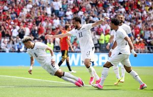 Emam Ashour celebra su gol deslizándose de rodillas junto a sus compañeros de Egipto en el Lumen Field de Seattle