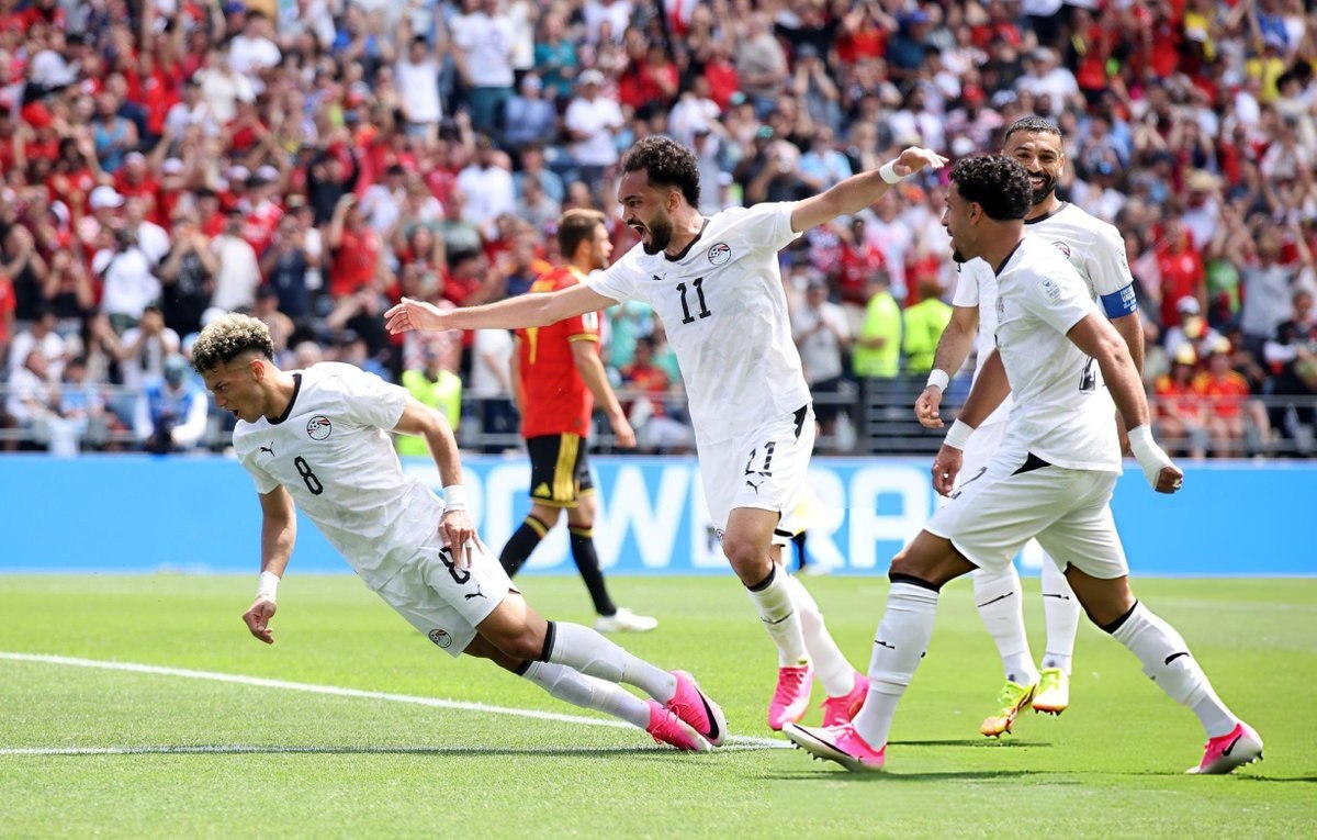 Emam Ashour celebra su gol deslizándose de rodillas junto a sus compañeros de Egipto en el Lumen Field de Seattle