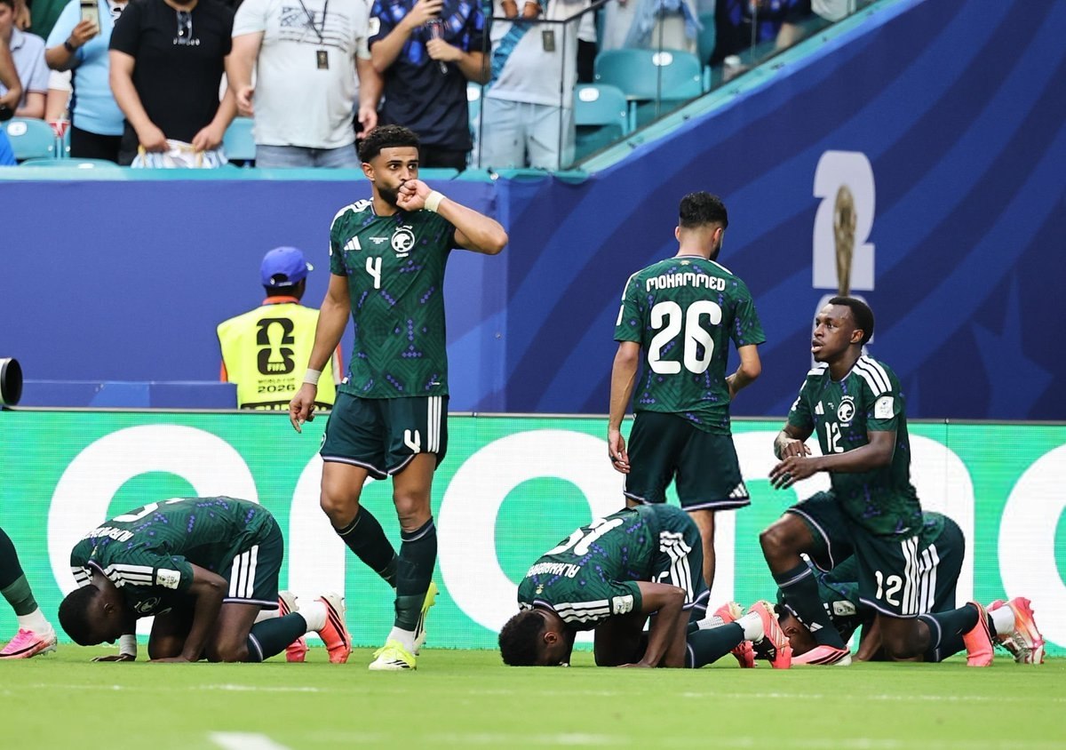 Jugadores de Arabia Saudita celebran el gol de Al-Amri contra Uruguay en el Miami Stadium
