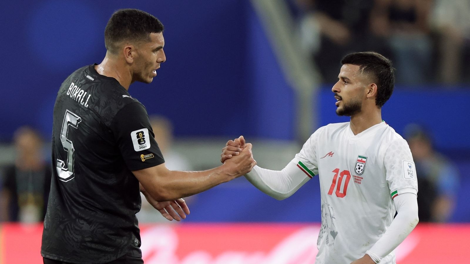 Boxall de Nueva Zelanda y un jugador de Irán se saludan tras el empate 2-2 en el SoFi Stadium por el Mundial 2026