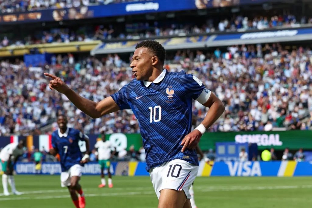 Kylian Mbappé celebra su gol con la camiseta número 10 de Francia en el MetLife Stadium ante Senegal por el Mundial 2026